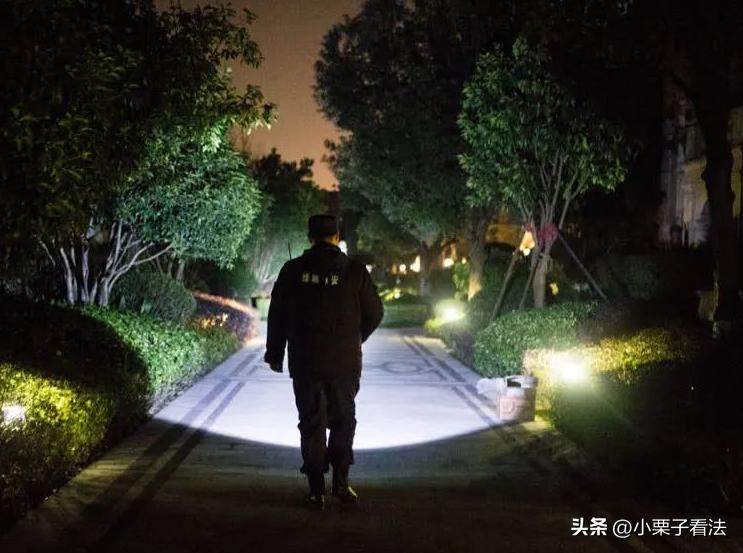 云南昆明，男子在一小区做保安，白班、夜班半个月一轮换，夜班实行12小时“8+4”