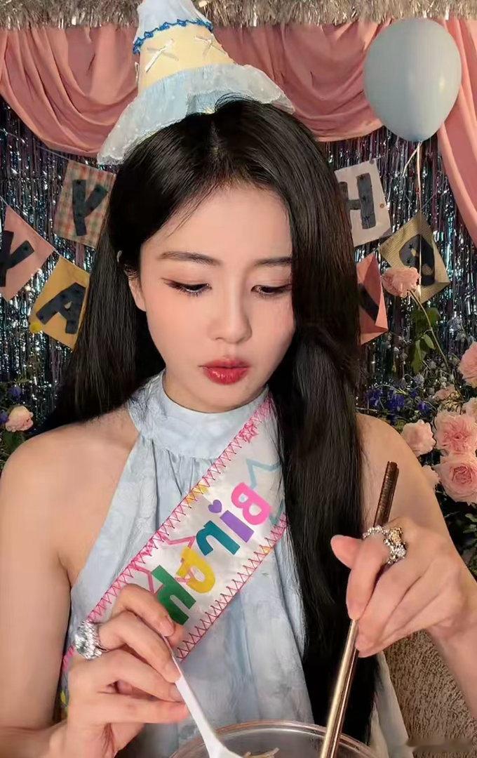 白鹿生日吃上了妈妈做的面白鹿组建团队后第一个生日 从白鹿生日直播里那碗妈妈做的面