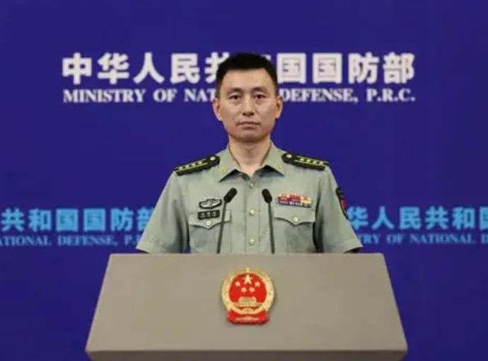 中国国防部送赖清德4个字，英媒: 特朗普中断采访，接北京的电话。国防部用一番话对