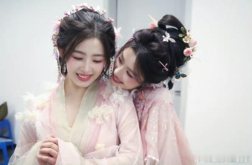 张含韵和卢昱晓央视跨年晚会的造型，是“仙女本仙”吧！花仙子
