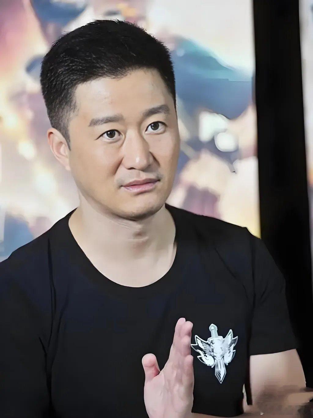 吴京被骂到底得罪了谁吴京自称是满族正白旗，祖上是多尔衮。他觉得满族对北京的文化影