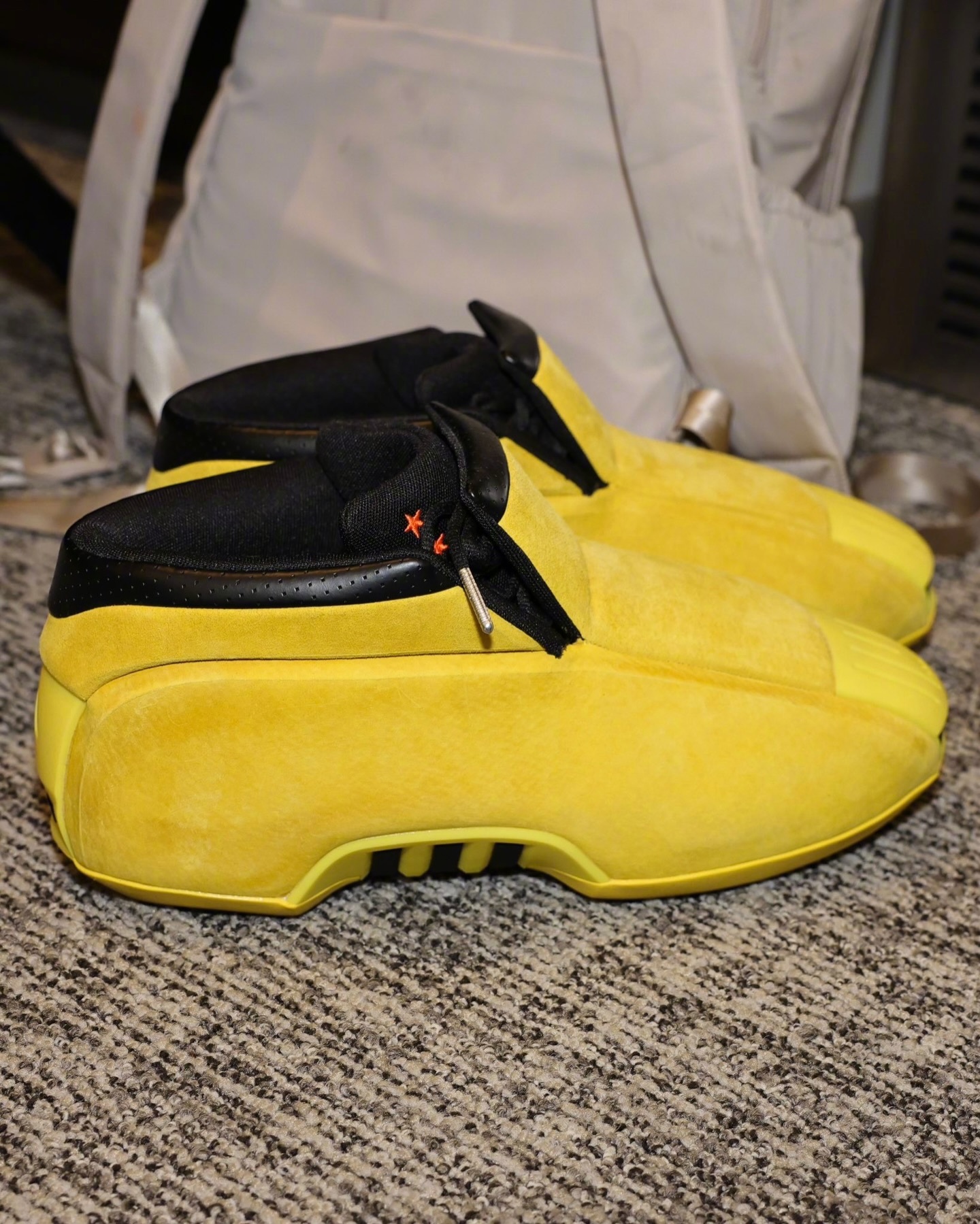 今天对阵湖人，库里赛前入场穿着的是科比鞋款Crazy 2 x SLAM 30周年