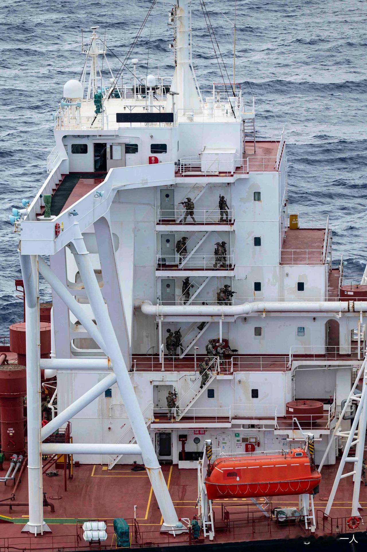 特朗普亲自发文宣告扣押伊朗货船TOUSKA！很多人以为美国是在正当执法，以为这是