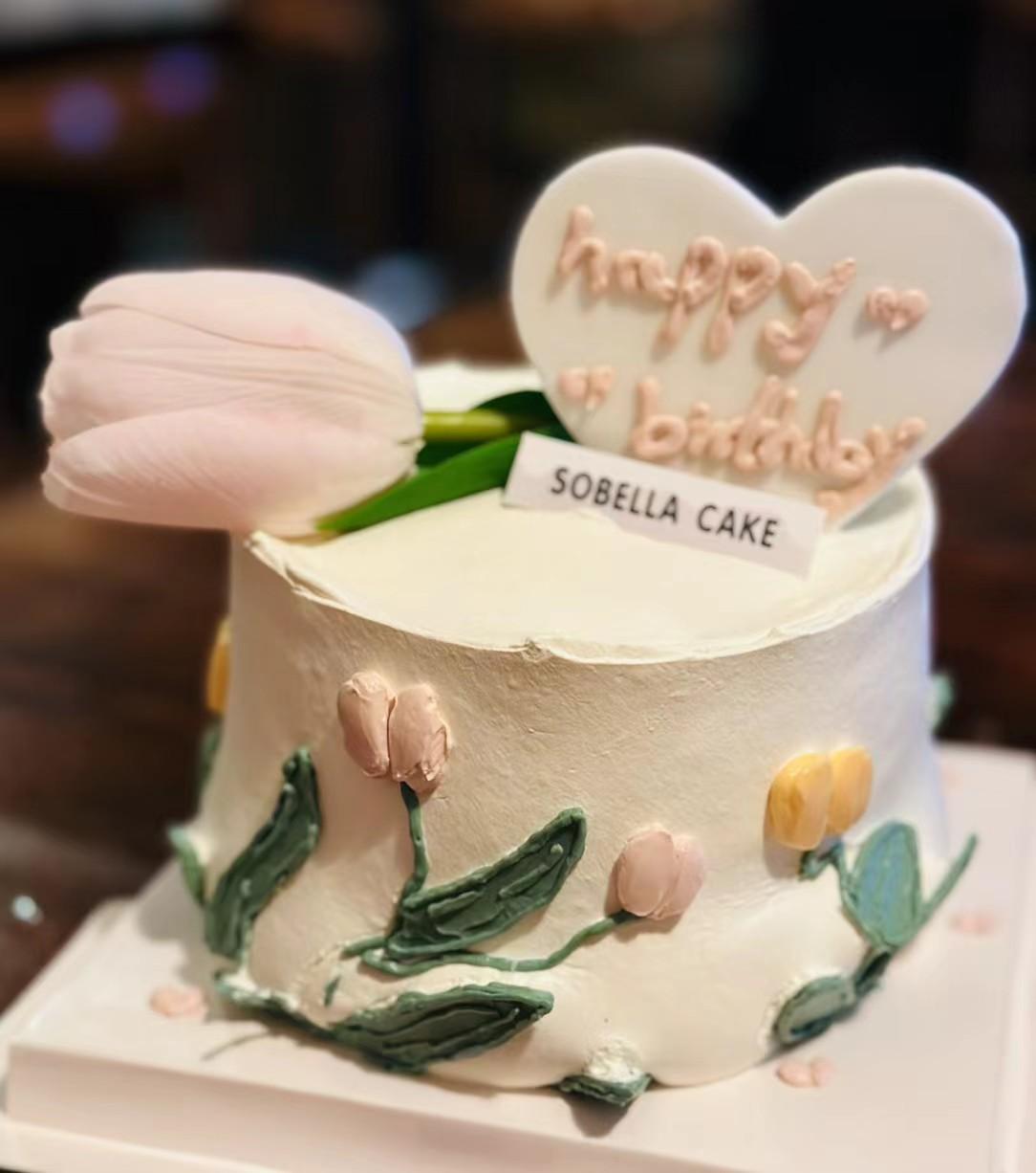 花好月圆时，寿星笑语欢。