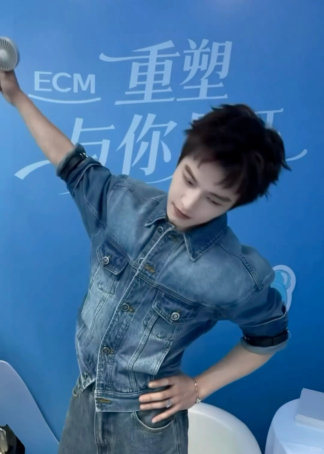 何与白背心live图 何与新鲜花絮live掉落 穿白背心好有性张力的哥哥 好想揉