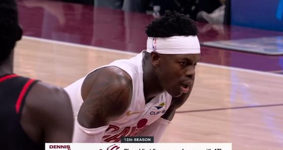 骑士大将施罗德真是太让人捉摸不透了！在今天骑士主场以122：116击败老鹰的比赛