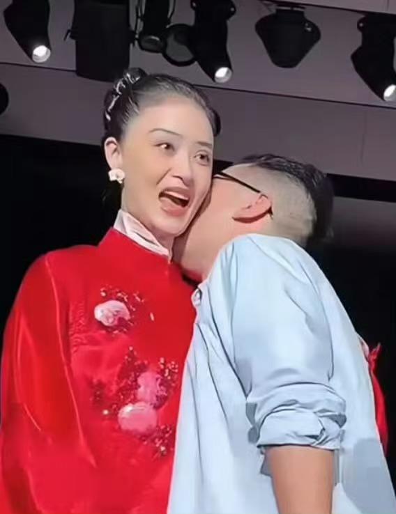 43岁蒋欣遭男设计师亲脖子！

蒋欣被吓得当场尖叫

手都握成拳头了，僵在那都不