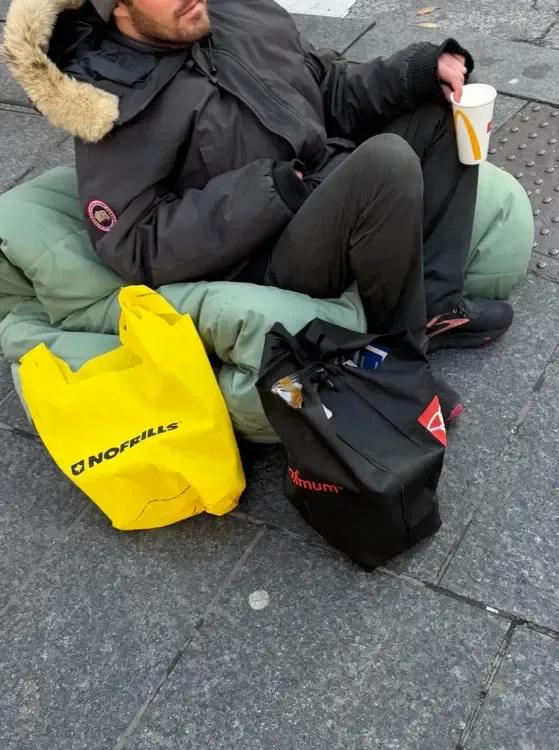 朋友跟我说多伦多流浪汉都穿大鹅，我还不信，没想到他没开玩笑。