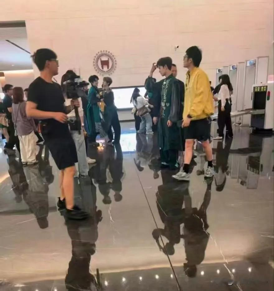 6月7日，网友发了范丞丞张真源跑男彩排原以为范丞丞调侃张真源这段是即兴娱乐，完全