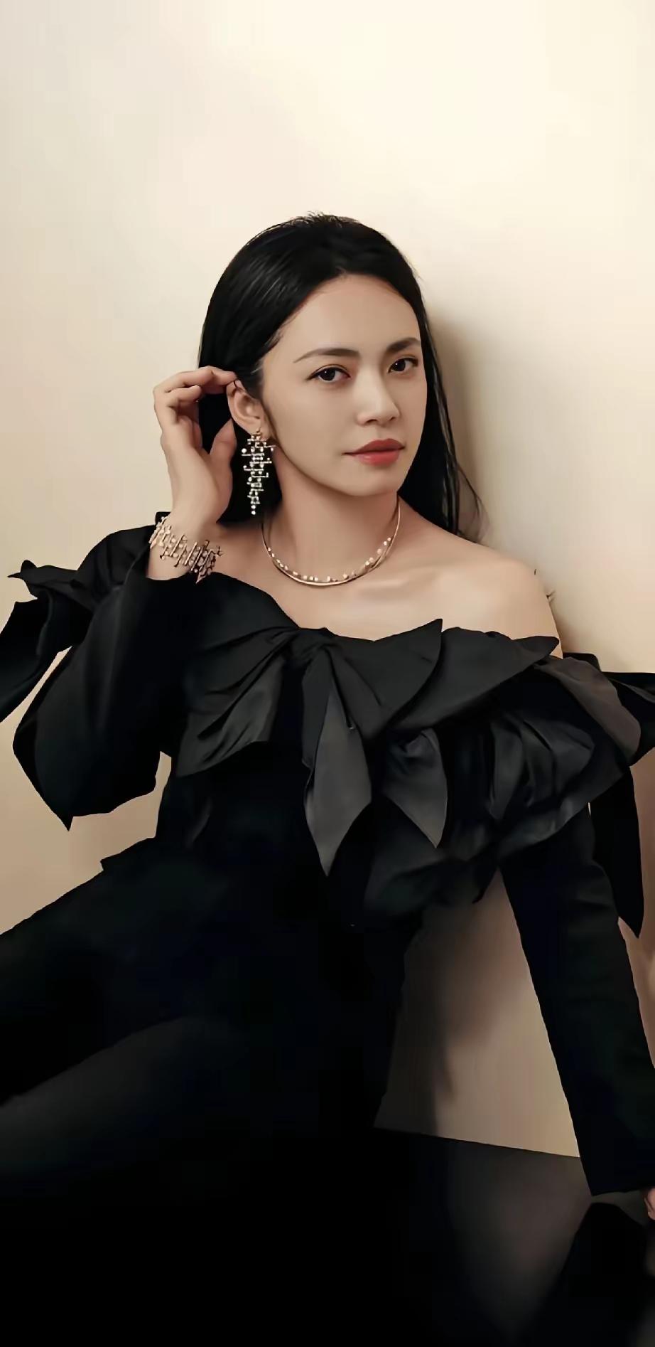 最近姚晨官宣离婚，人民网还要批评她，以前不也有很多明星官宣吗？”
以前是以前，​