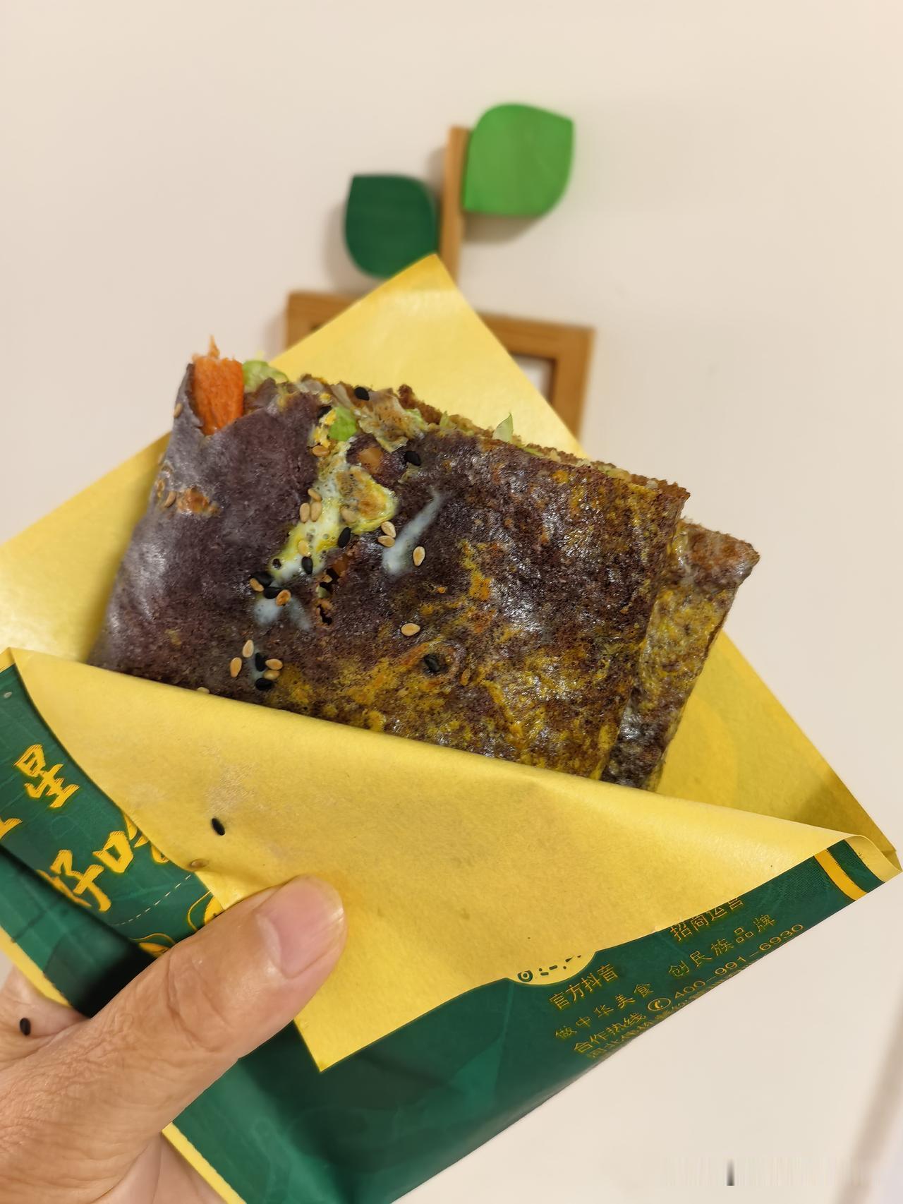 好几年，没吃杂粮大煎饼了，今天早起路过一个煎饼小店，五六个人正排队购买。正是这小
