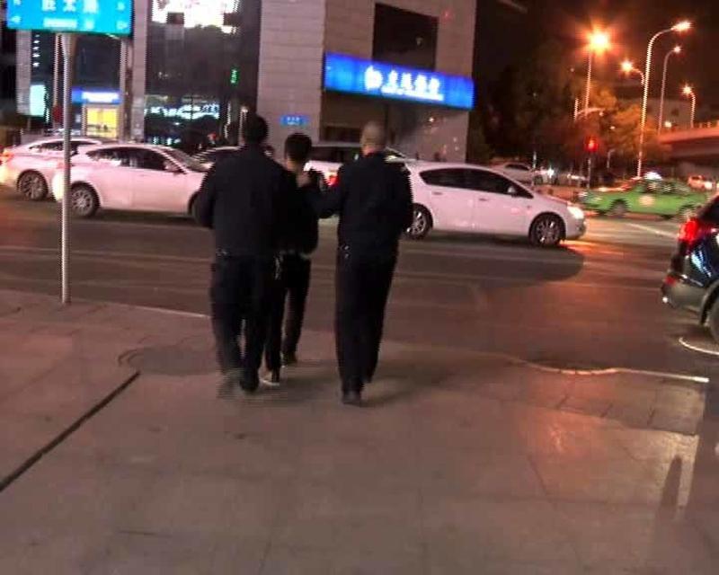 近日浙江嘉兴一市民报警称：一名陌生男子凌晨入室盗窃 200元现金，惊醒女主人后竟