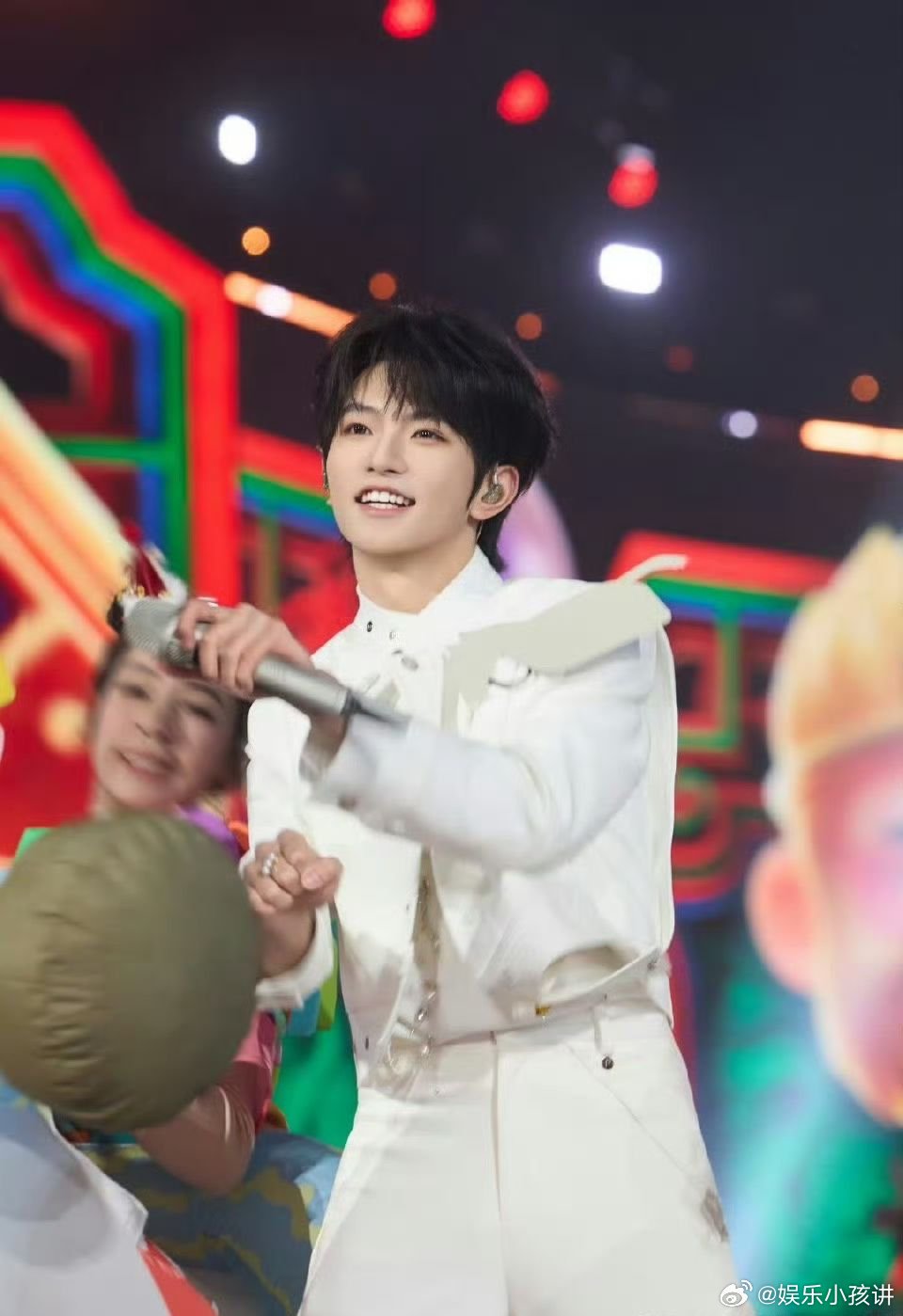 穆祉丞官宣加入周五晚高疯周五晚高疯 从舞台小王子到综艺新成员，穆祉丞每一步都让人