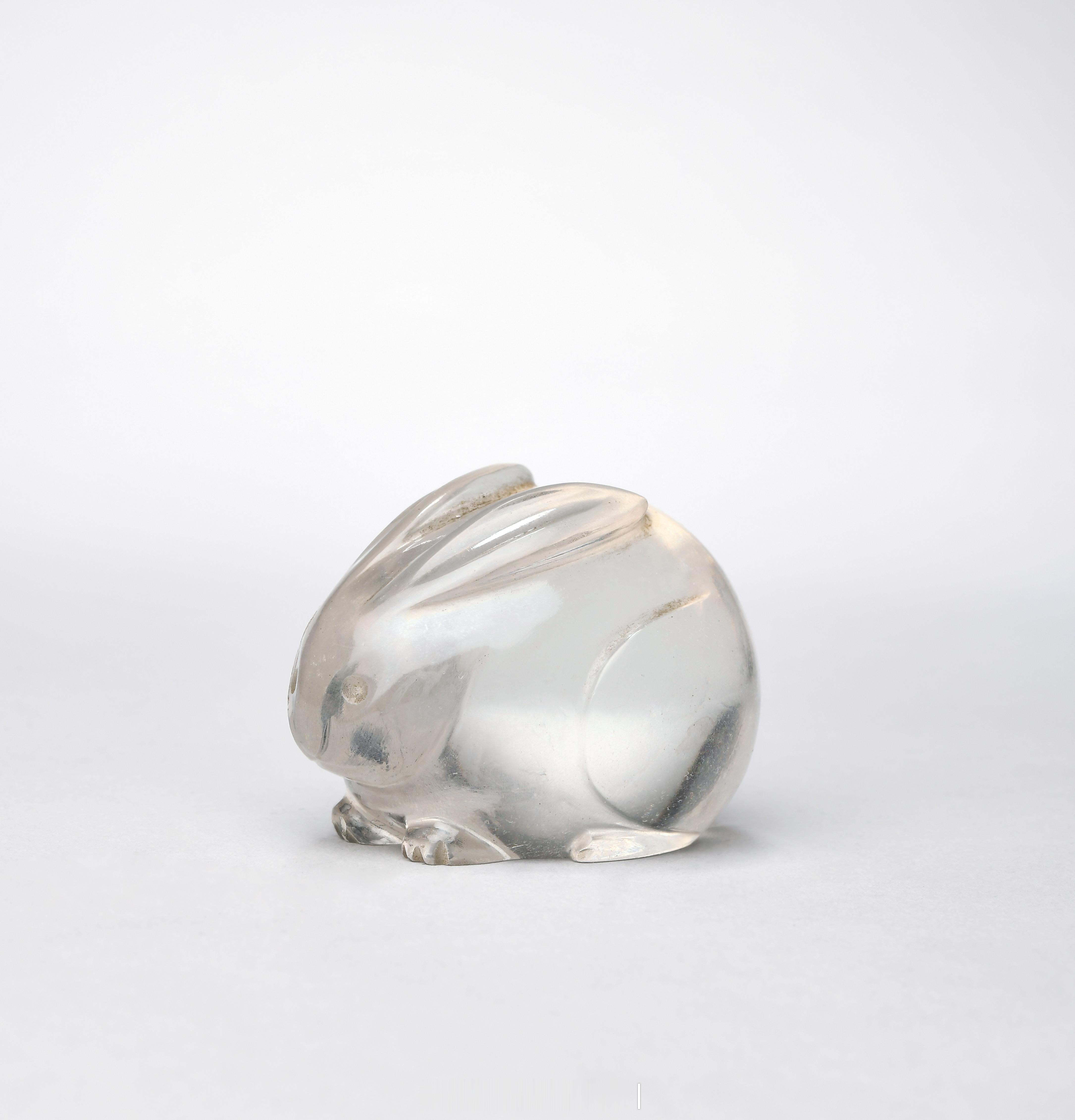 琳琅集 | 明 水晶兔纸镇纸镇取水晶为材雕刻而成，圆雕兔形，晶体澄澈通透，触之冰