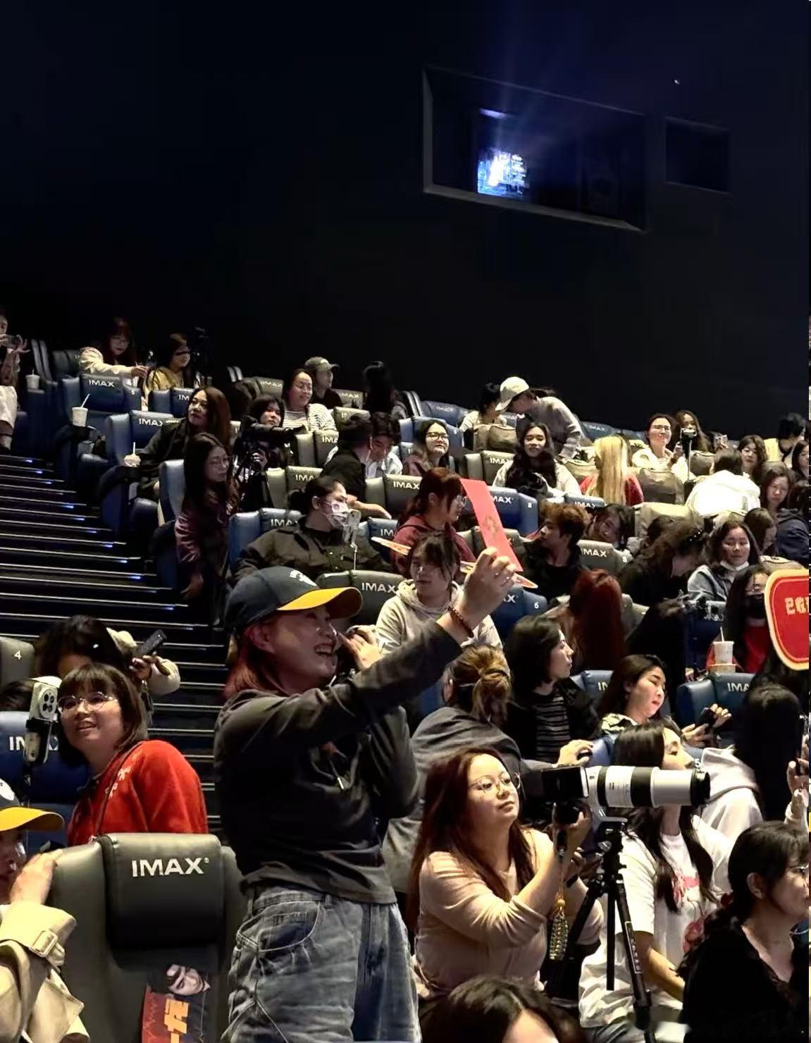 惊蛰无声片方深圳路演现场发红包这还是中文吗，红包就水灵灵的藏座椅底下了？？垃圾桶