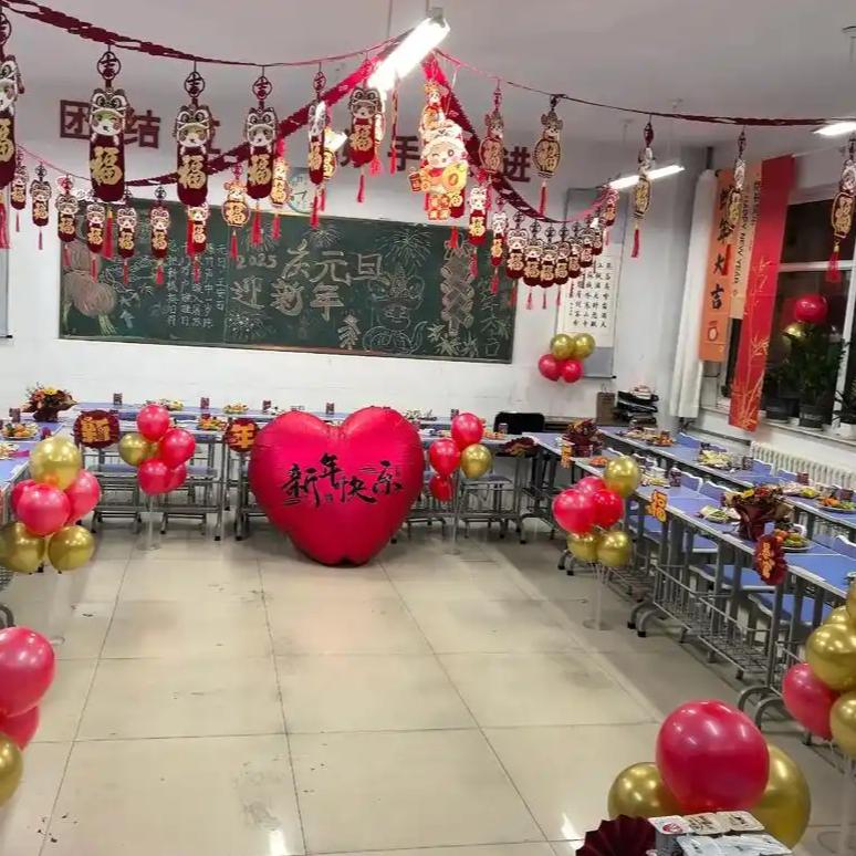 六年级女生在班级元旦晚会上的街舞表演引发了广泛关注。

她展现出成熟、稳健的舞台