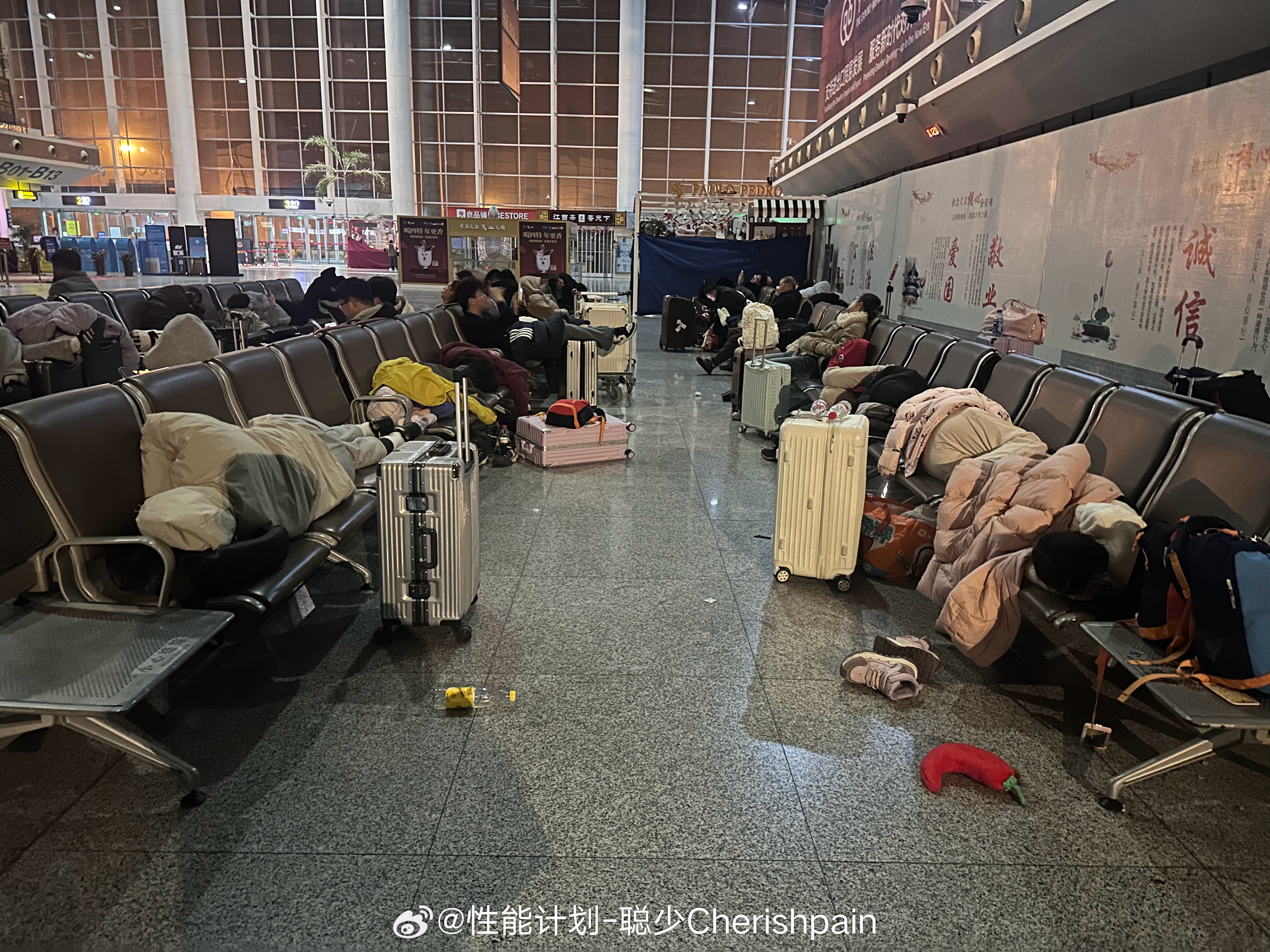 这次夜宵真是吃塌了，我22:20到的南昌机场，次日早上7点多飞机，我说溜出去城里