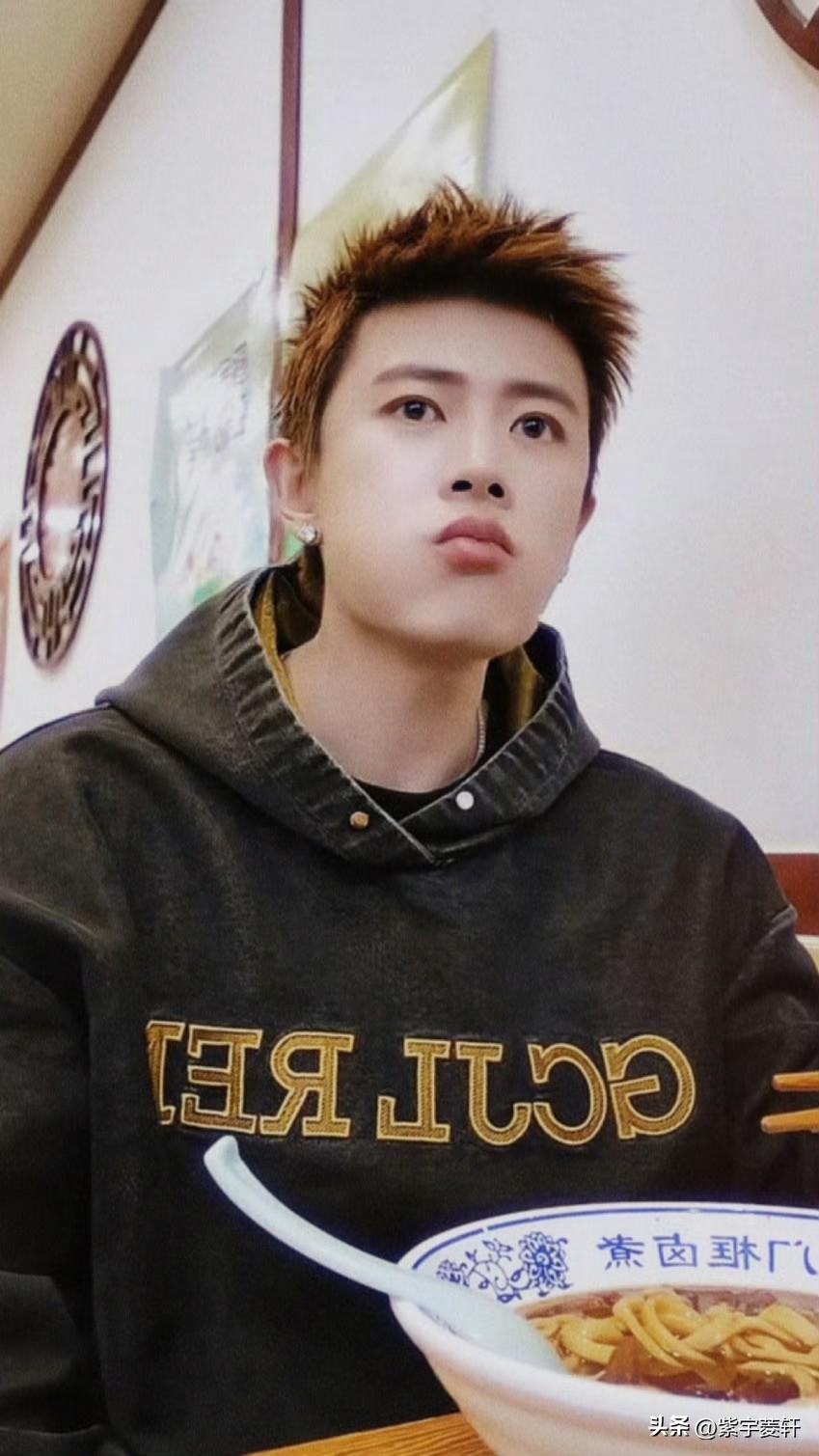 短短半天时间，
我已经上了好几当，
果然没有时间概念的人容易被捉弄，
朋友提醒才