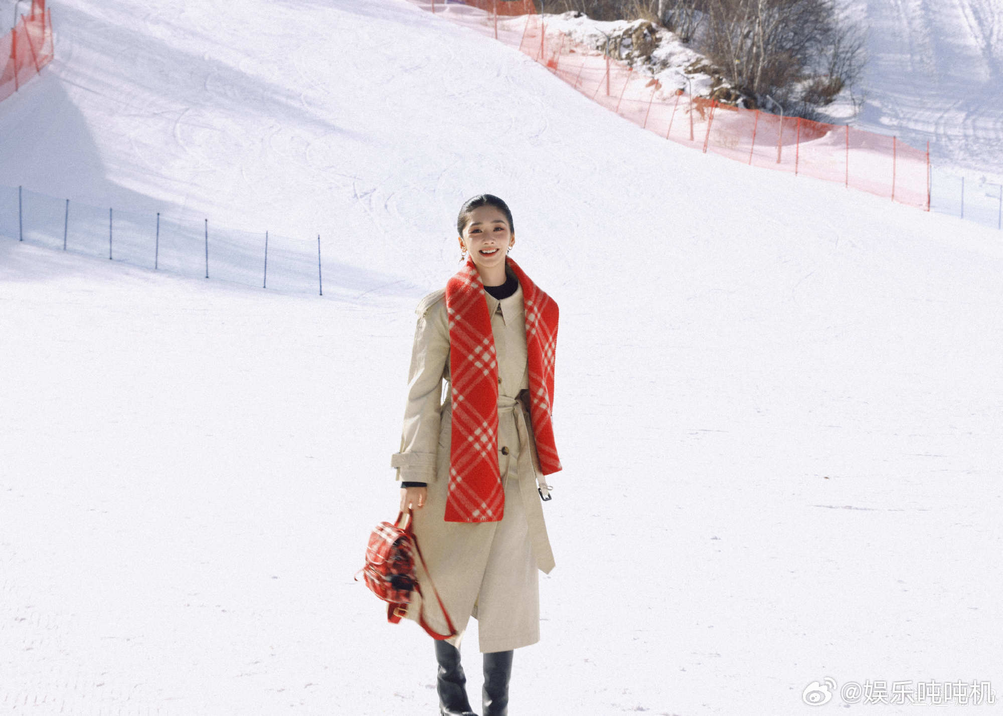 王影璐顶级骨相 想起她之前的大光明造型，也是完全扛住了镜头考验。这种无死角的脸型