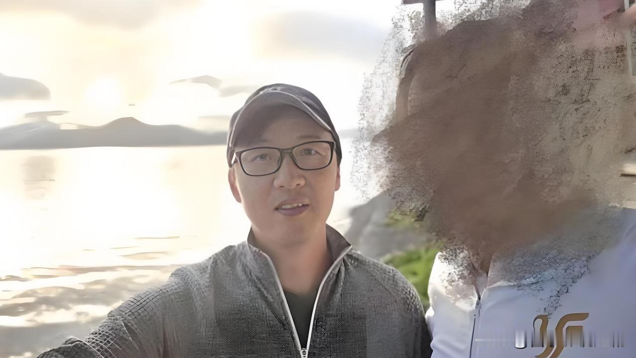 近日，上海陈先生在云南泸沽湖游玩时，主动帮一位台湾游客拍照留念。闲聊间，他发现对