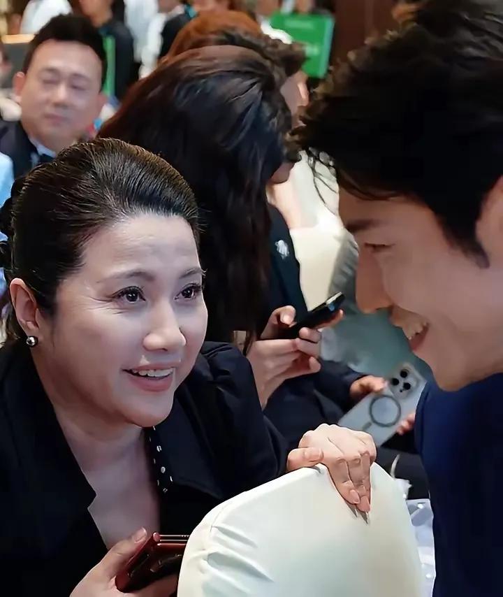 果然还是男人了解男人！我说颜丙燕的小男友他俩是真爱吧！我那口子说，你也太天真了！