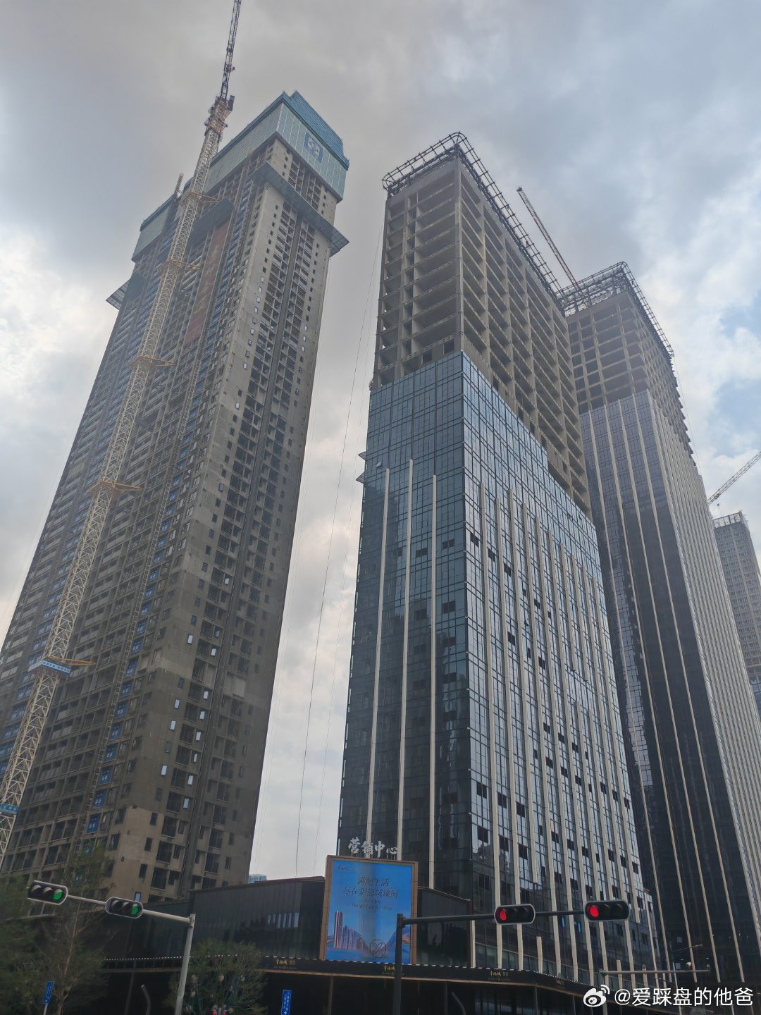 新房得房率低，卖不过二手次新房，就降价砸盘。 深圳·鸿荣源·壹成中心