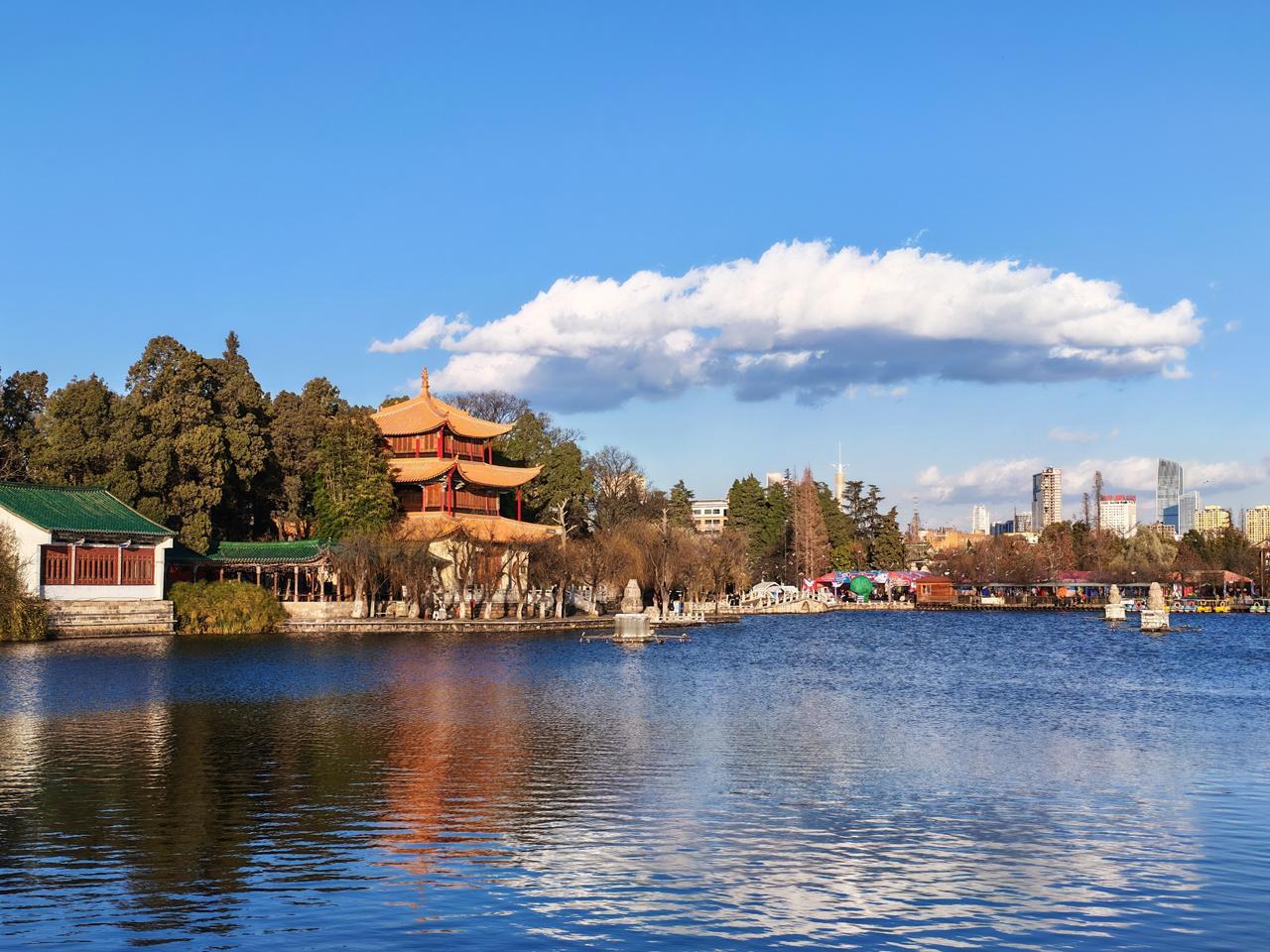 偶然在昆明大观楼公园拍下的照片，与君分享。
   即兴描写：
    夕阳西下，