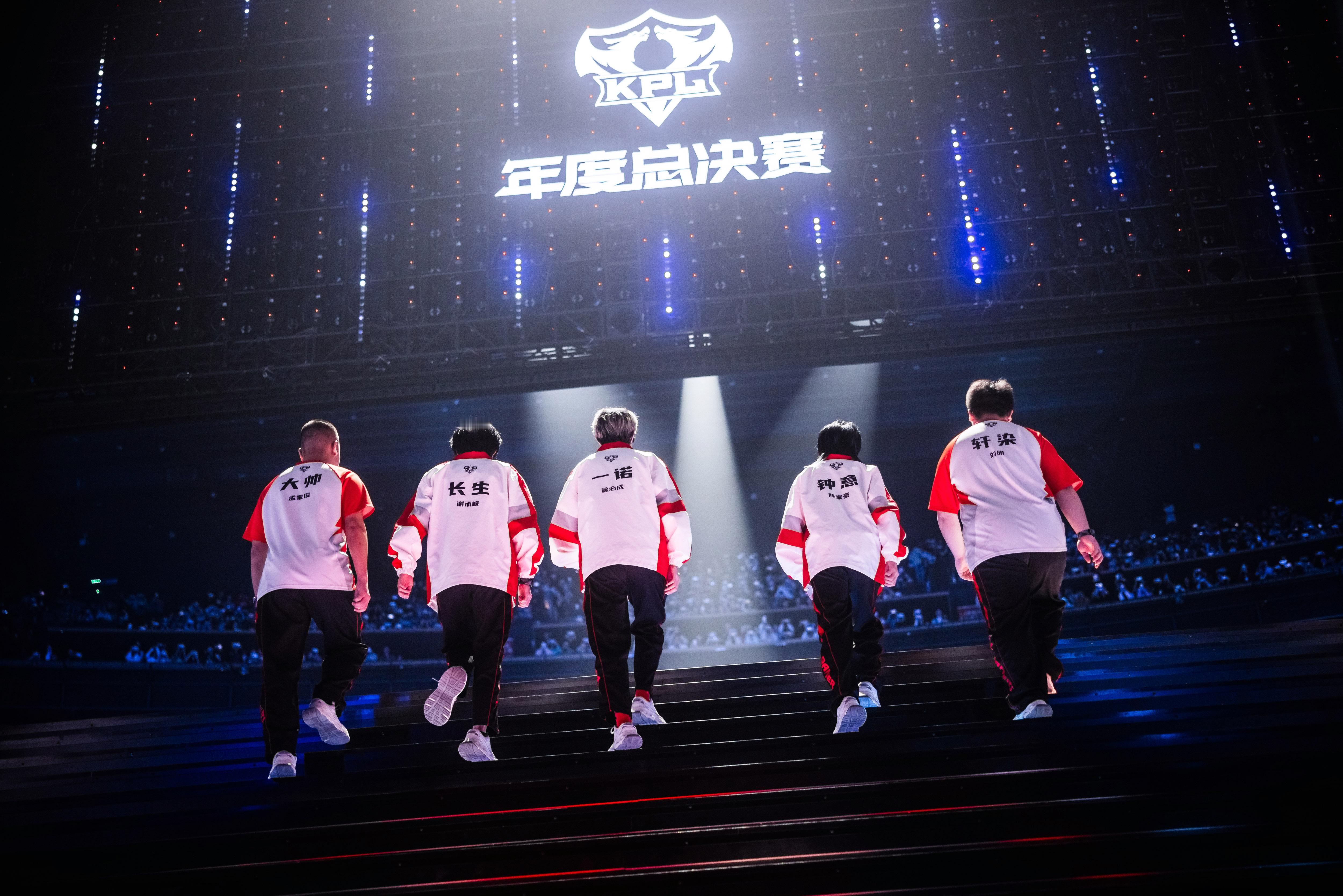 丢人现眼区区三连冠算什么王朝你红爹就是你红爹，五连冠才是王朝 