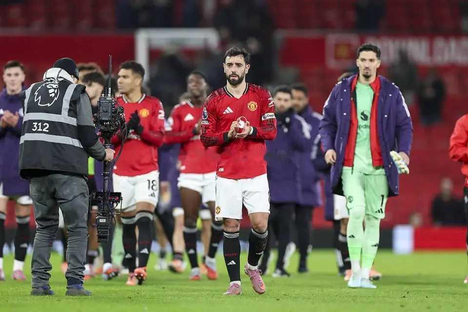 狼狈的4-4！曼联2次险遭读秒绝杀+2100万门神救主 阿莫林变阵失败 在北京时