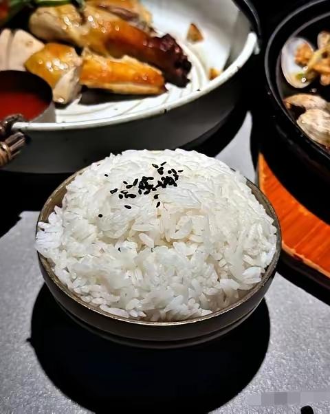 陕西渭南，7名游客爬完山到一家餐馆吃饭，点了3盆米饭和一些菜。谁知，在结账时，其