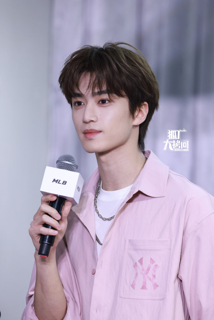 张康乐粉衬衫清秀感 坐等张康乐跳舞 坐等张康乐跳舞，张康乐粉衬衫清秀感，谁懂粉色