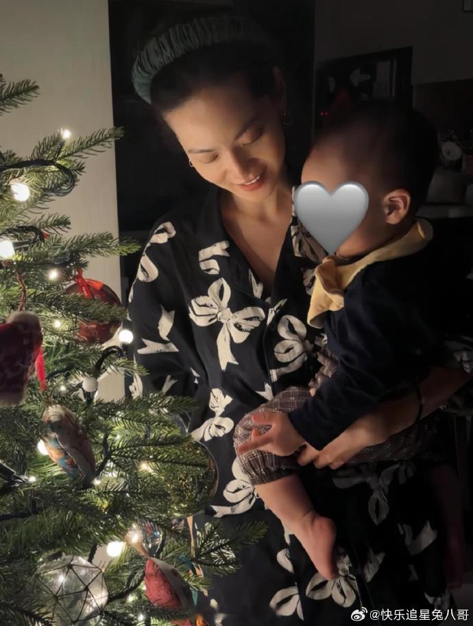 曾之乔圣诞晒和儿子合照曾之乔晒和儿子合照 曾之乔圣诞晒和儿子合照，好温馨！ 