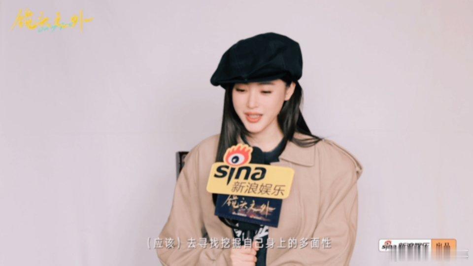 张天爱说我还在这个行业里张天爱说玫瑰换了名字一样芬芳 被张天爱在《镜头之外》的发