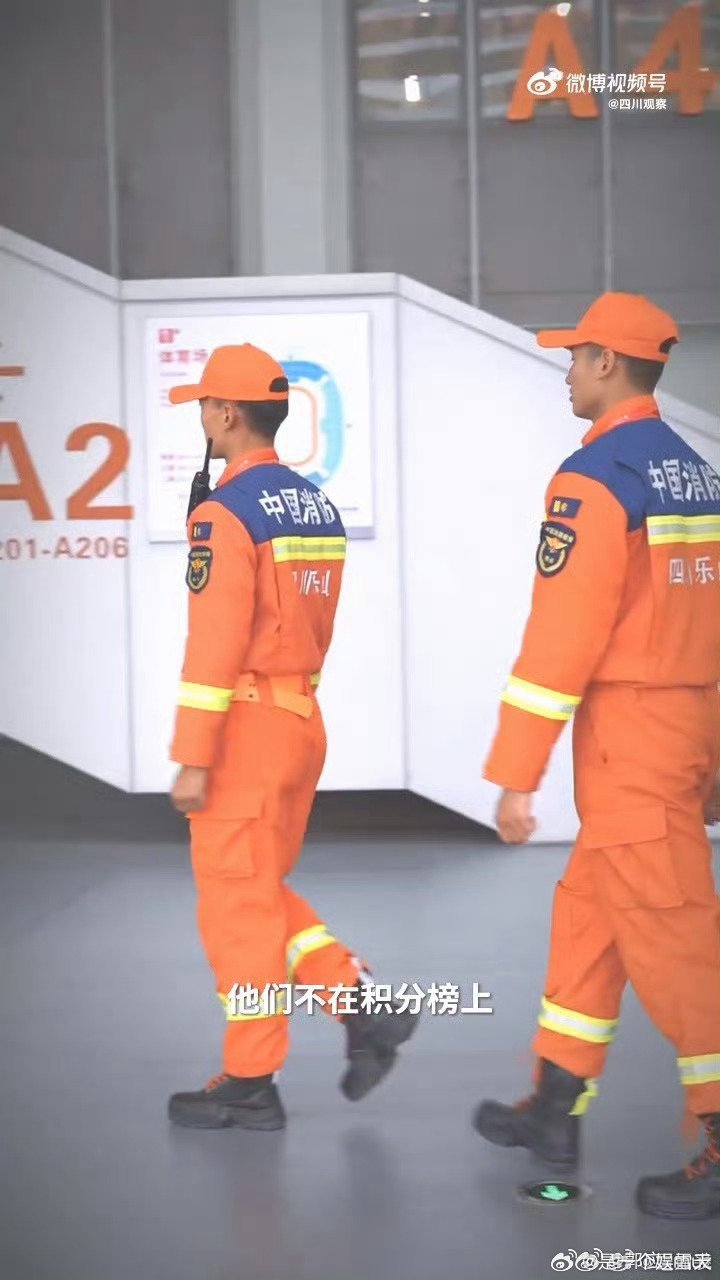 川超赛场背后的无名英雄 🎫票务工作人员严谨细致，认真处理每一张门票，确保球迷顺