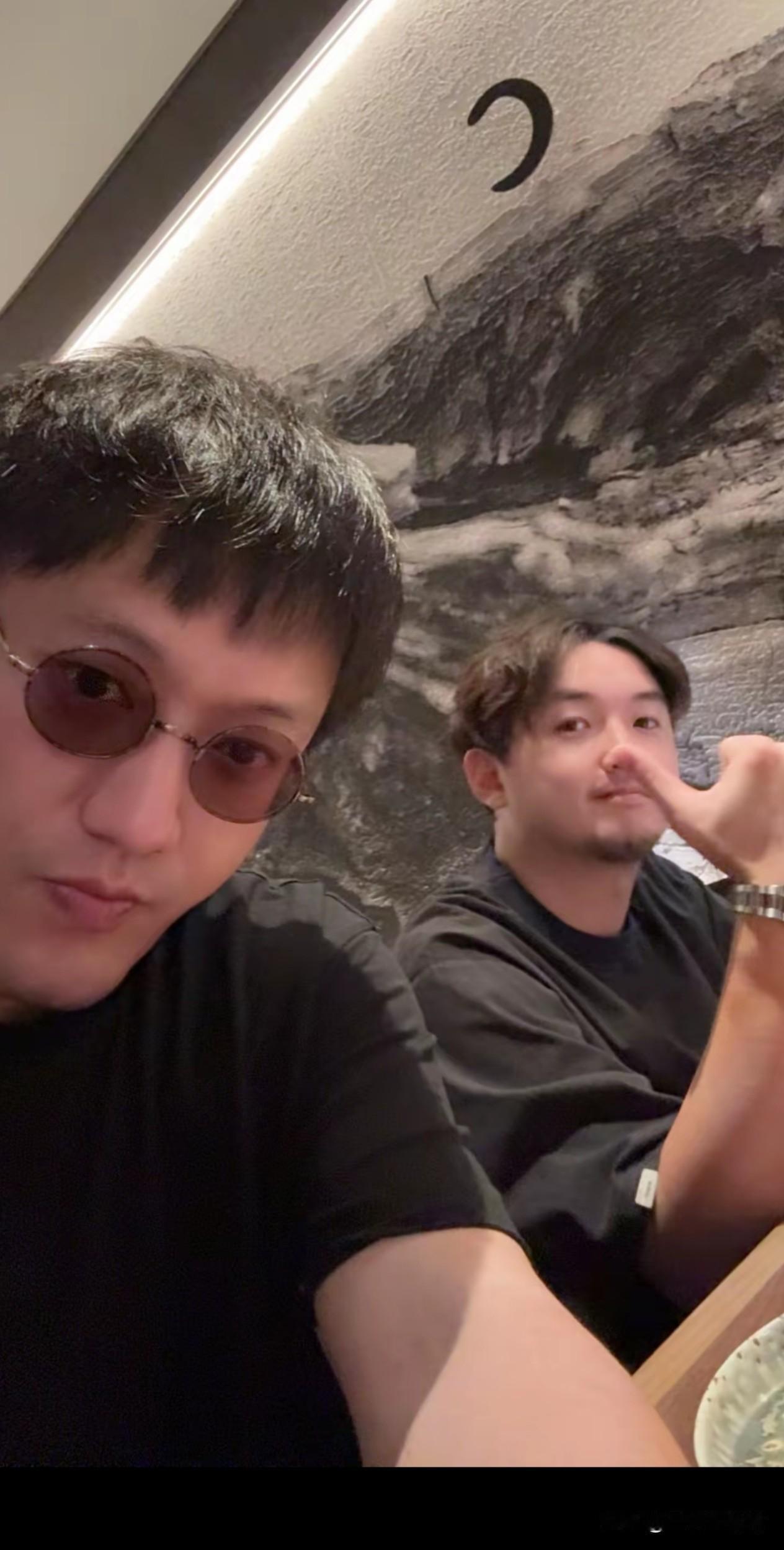 今天二饼老师发视频报平安了，看 ip 是在广东了，和多年不见的好友一块吃饭聊天了