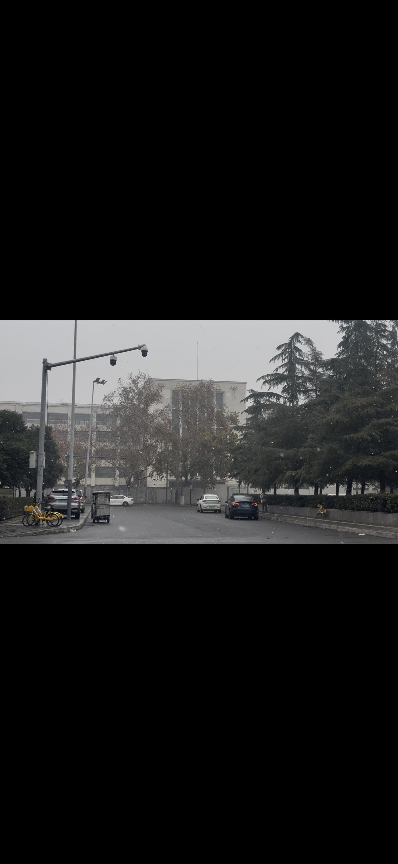 这张照片里是位于西安大庆路上的西安仪表厂办公楼，八十、九十年代也是西安西郊的大厂