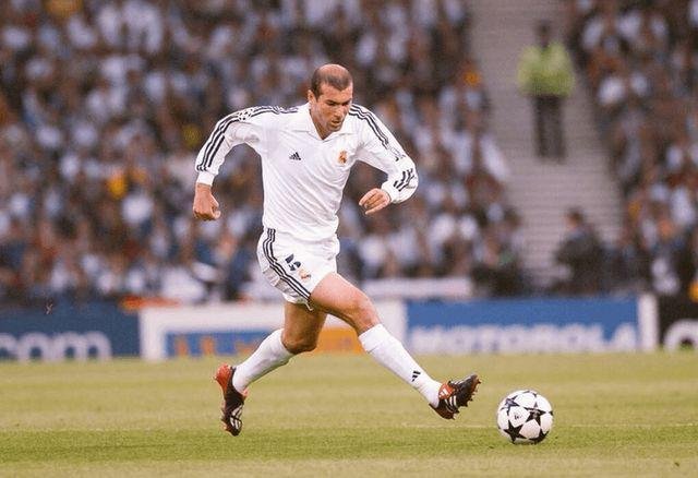 齐内丁·齐达内（Zinedine Zidane）技术特点：停球、盘带、传球堪称艺