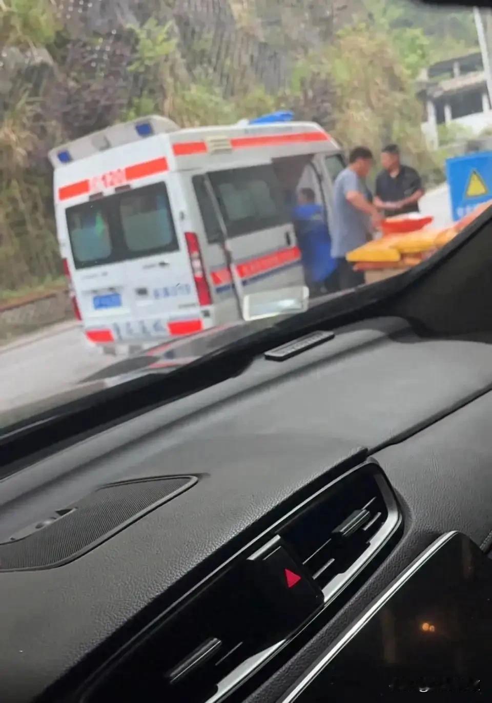 “救护车运话费！”你没看错，重庆巫溪，一辆120急救车就干了这事。

5月16日