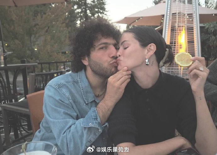 未婚夫亲赛琳娜的脚赛琳娜晒与未婚夫亲吻照 赛琳娜大秀和未婚夫合照，甜蜜！ ​ ​