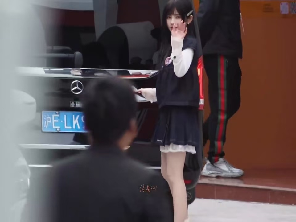 鞠婧祎今天好女大 粉丝递信她伸手接的那个动作，轻巧又自然，没有半点明星架子 