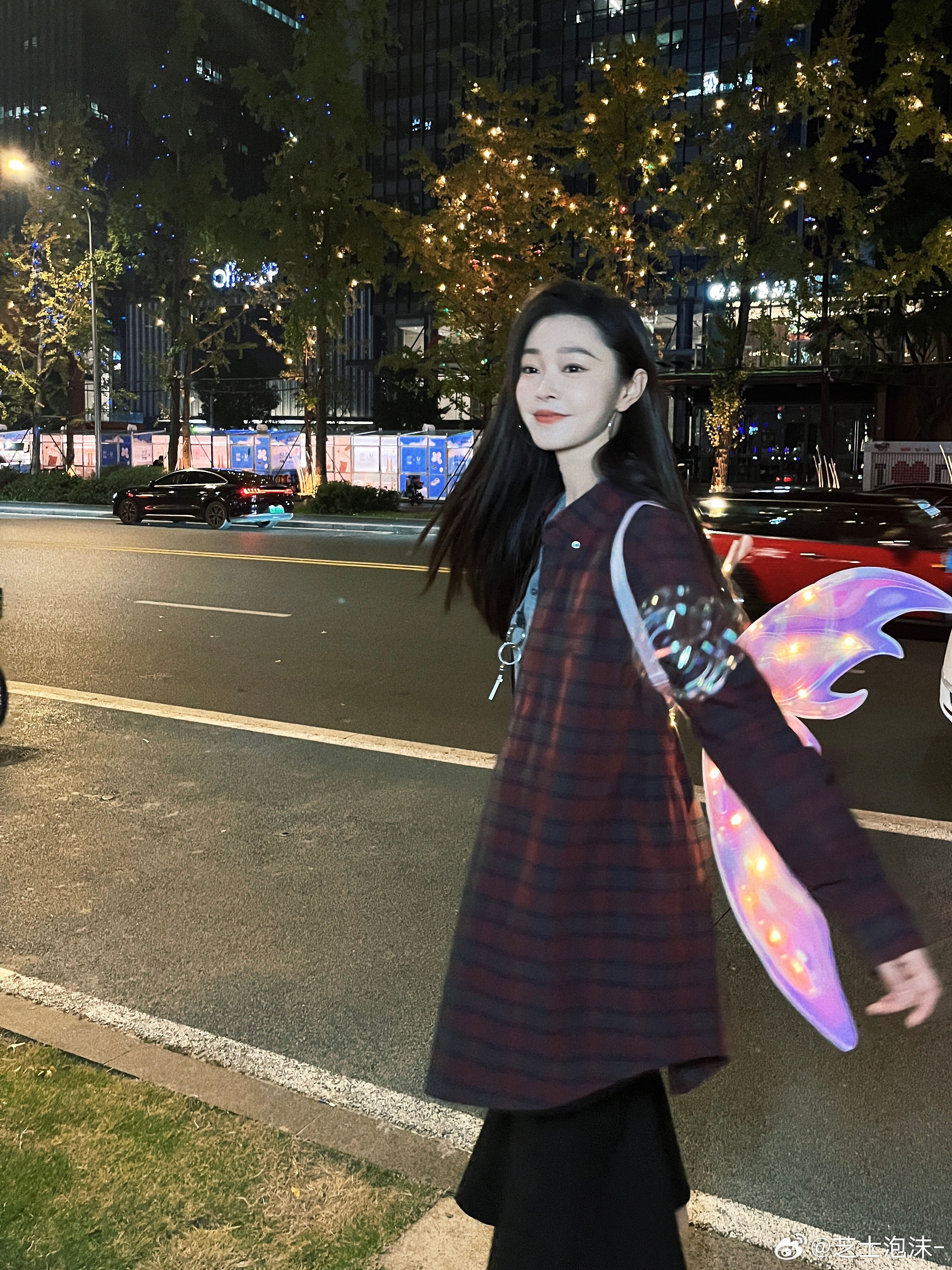 宋轶街边氛围感随拍  宋轶打卡成都双子塔  宋轶于成都街头的随拍画面美如画，彩色