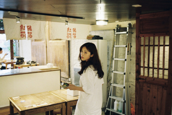 #沈月卡通白裙# “这个夏天怎么一直在下雨呢 [下雨]”沈月的日常分享来啦！卡通