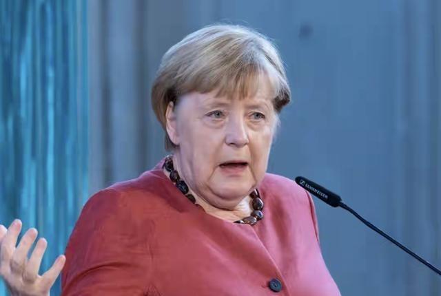 默克尔打破沉默站了出来，默克尔在柏林参加活动时，就美欧关系发表重要言论，指出人工