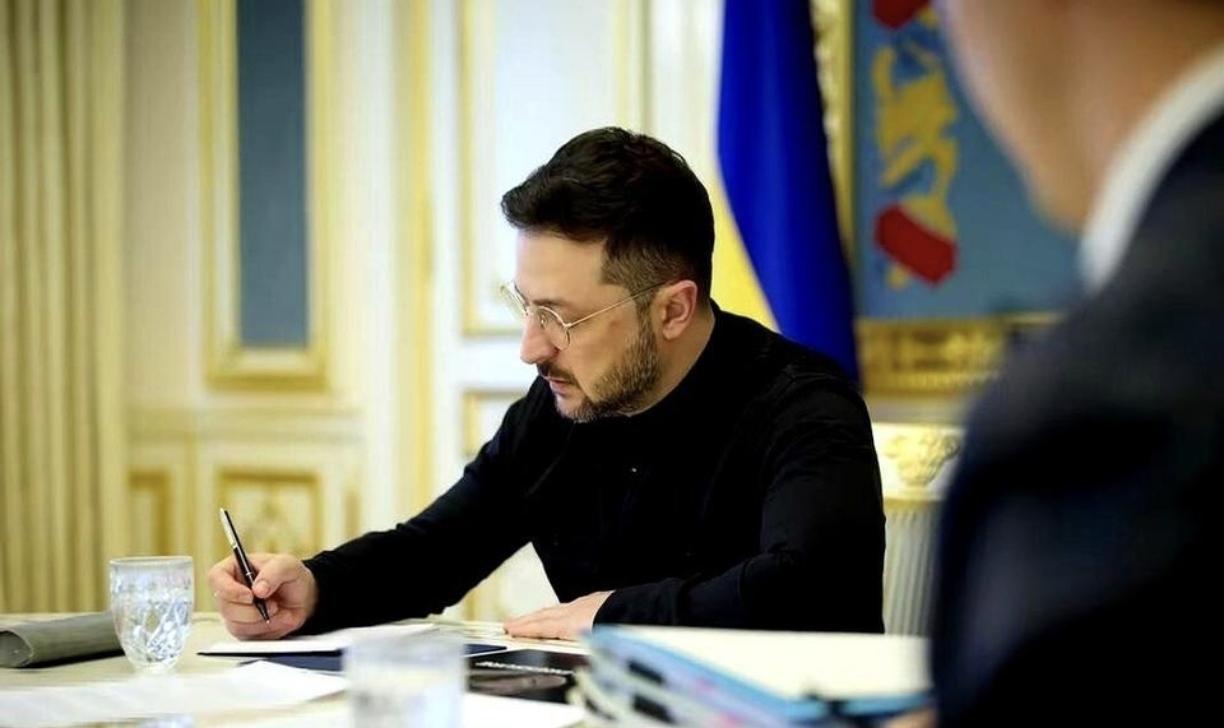 仗打到这份上，还选什么总统？今天看到乌克兰直接立法，战争期间，不搞大选了。泽连斯