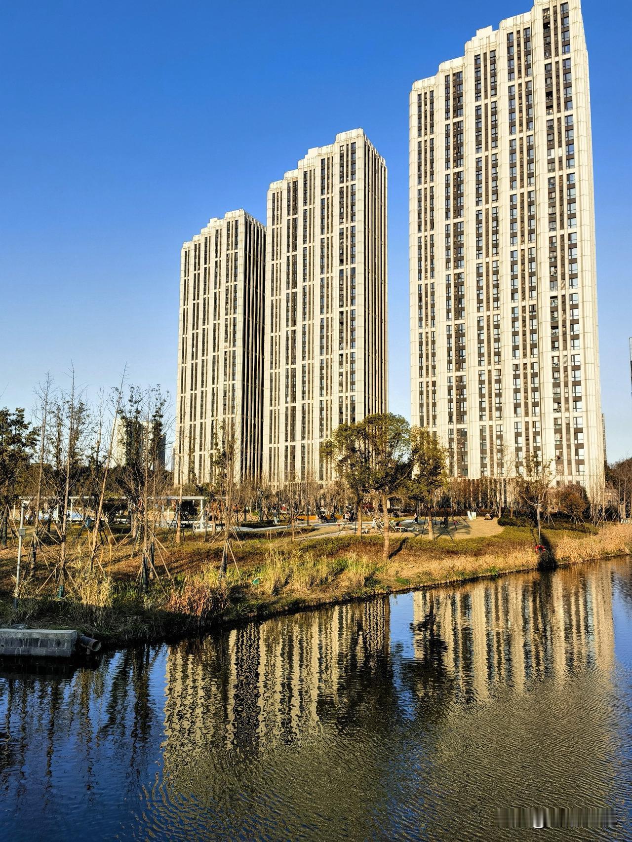 一个月的时光，世界就变了模样。

今天宁波的天气是雨雨雨，在家无聊，翻看一个月前
