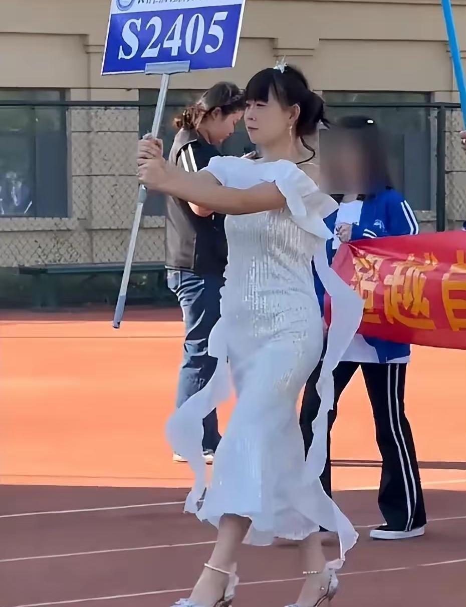 这好看吗？
运动会举牌女孩被群嘲，
真不该把矛头对准孩子。中专女生一身亮片礼服、