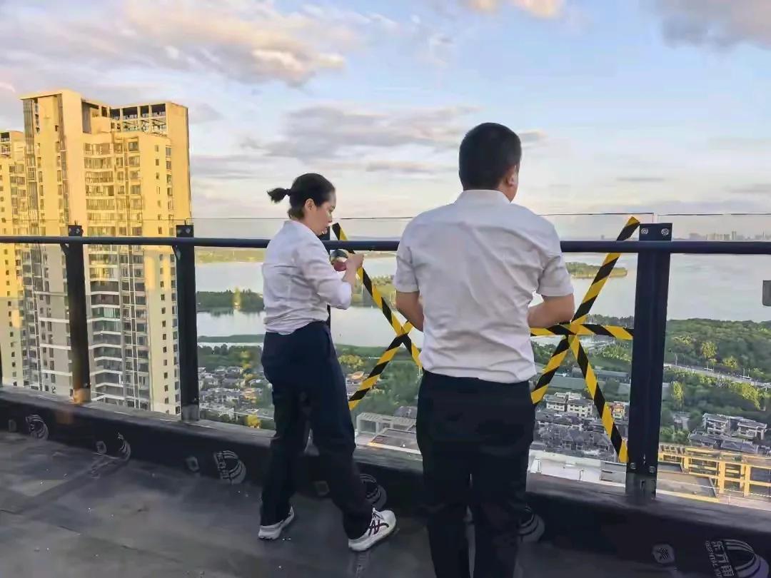 强大的江汉平原的热气团
把台风逼迫改道去倭国了
[呲牙][呲牙][呲牙][呲牙]
