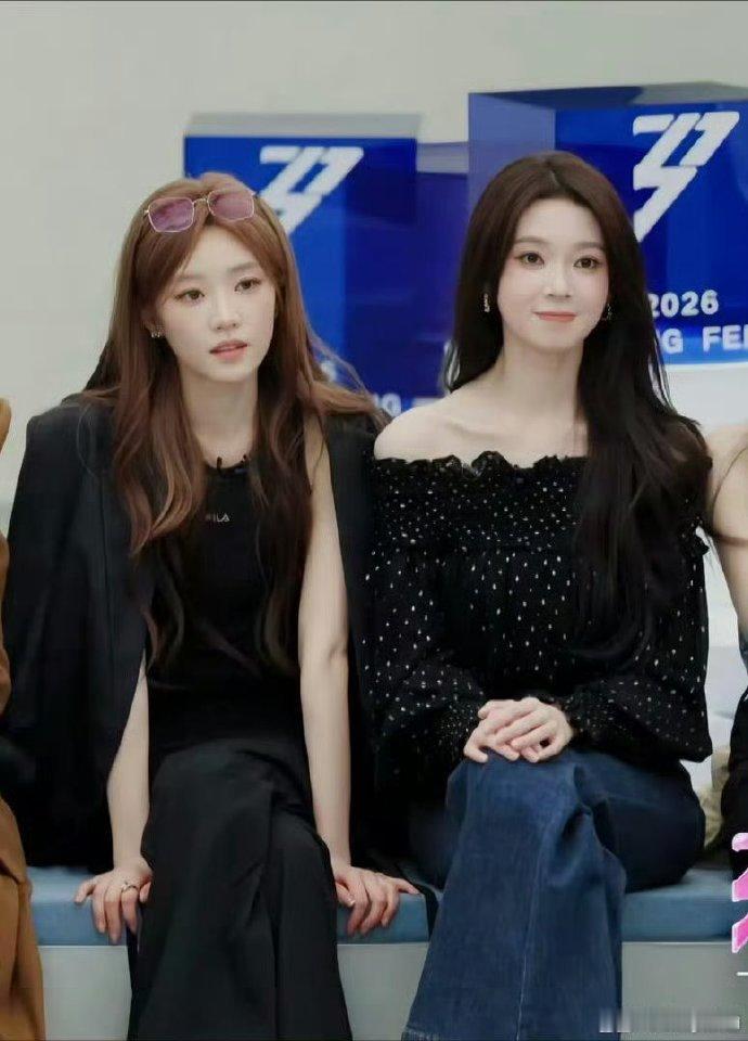 瑶台月下双马尾造型 两位姐姐颜值气质双在线，双马尾牛仔造型又甜又酷，一出场就牢牢