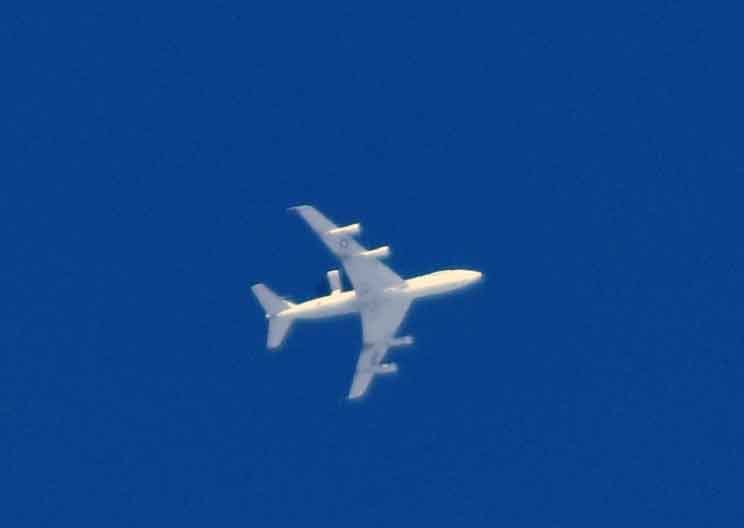 以色列航空爱好者上个月拍摄的81-0005号E-3G在特拉维夫上空飞行的照片，这