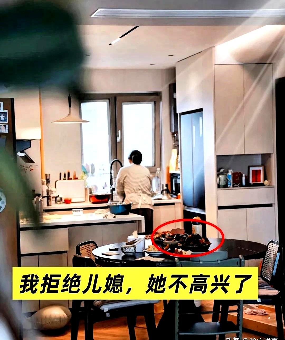 儿媳妇要每月给我2000块。

就一个要求，给她妈做饭。

我和老伴想都没想，直